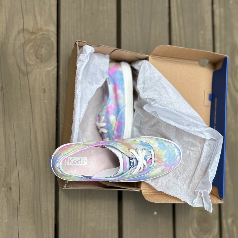 Keds NWT women’s canvas Chillax Tie dye sneakers - Picture 3 of 5